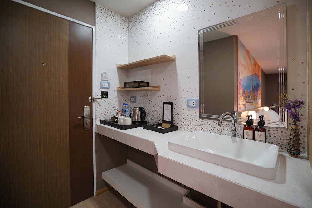 THE QUBE FIFTY HOTEL 45/50