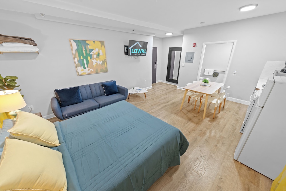 DELUXE, STUDIO, QUEEN BED, SOFA, KITCHEN, ACCESSIBLE