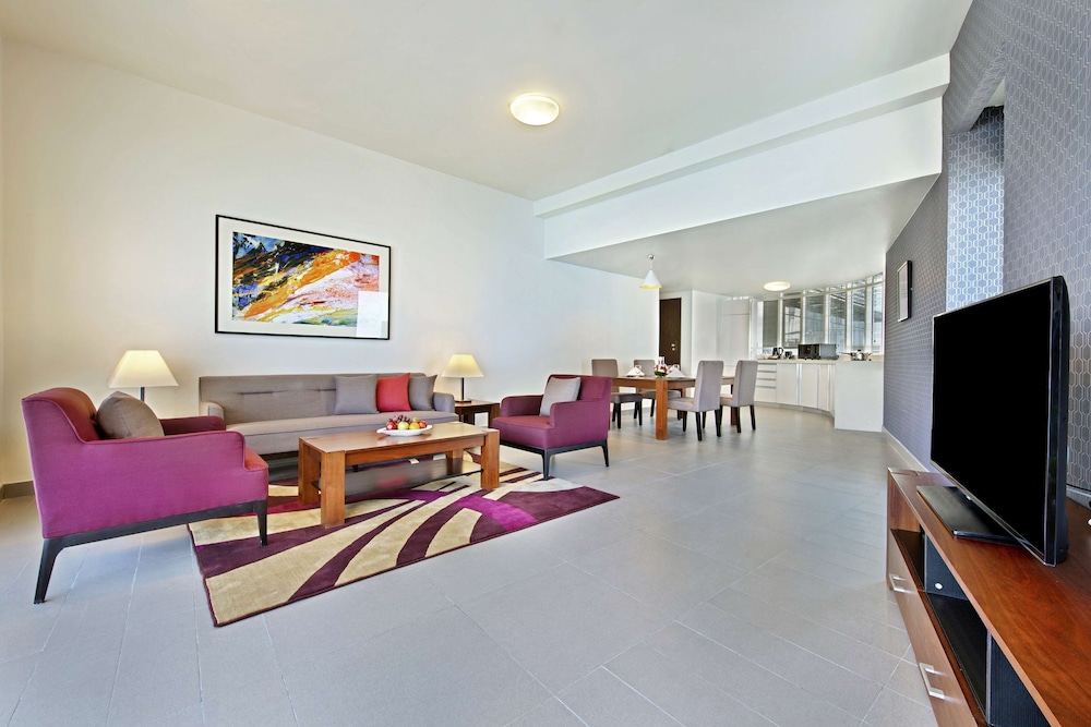 THE CURVE HOTEL 46/74