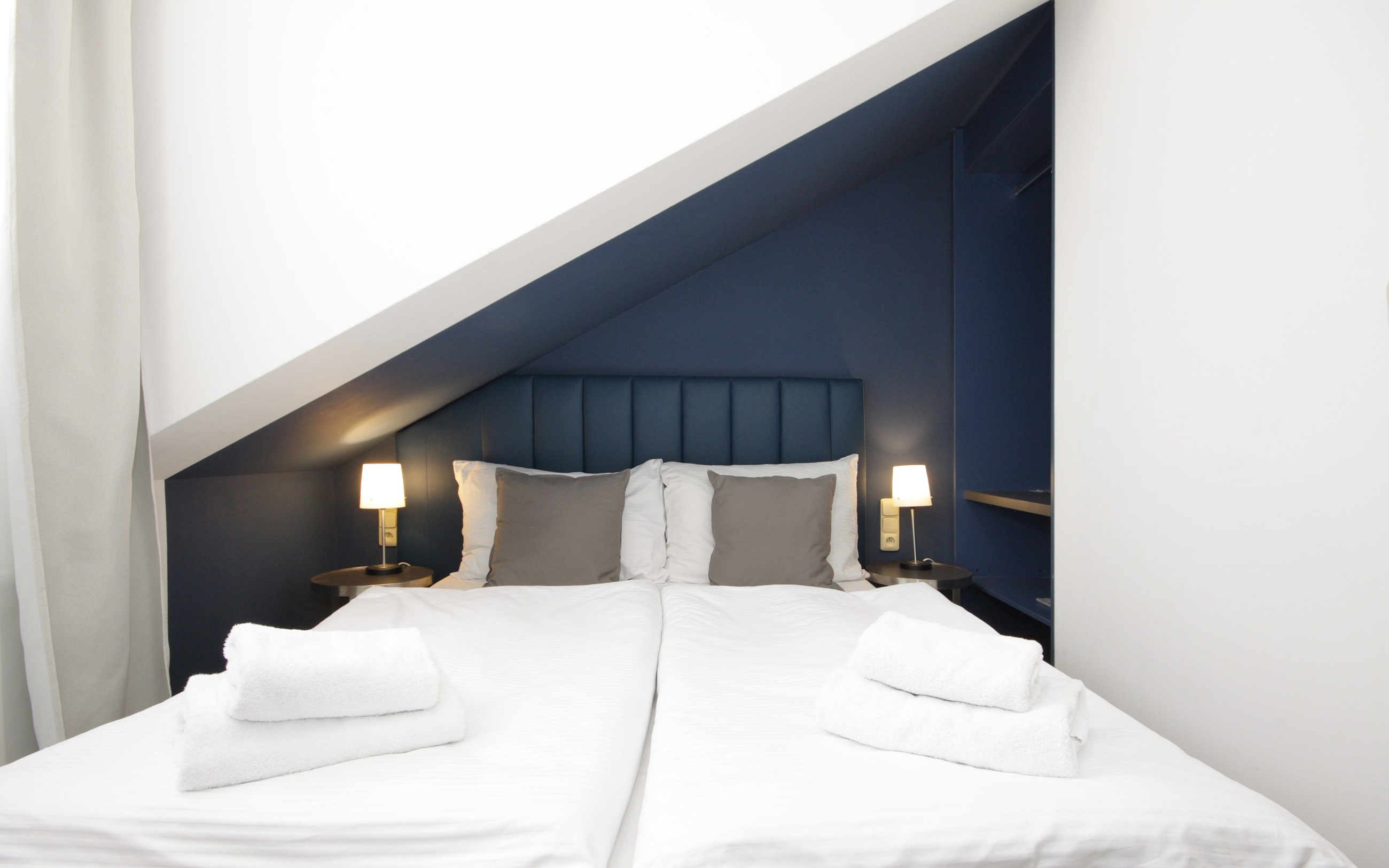 ROOM, DOUBLE BED