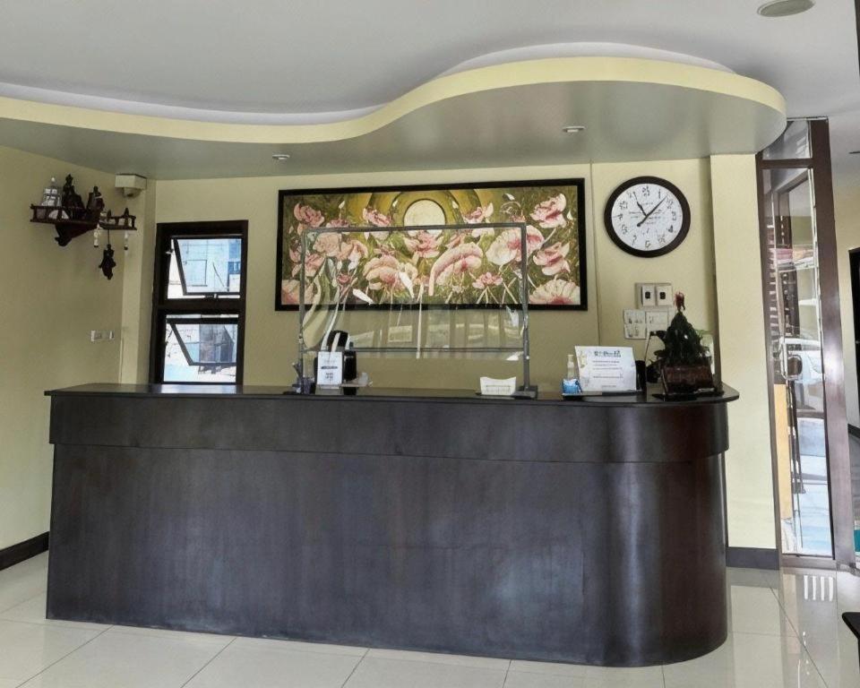 Ponburi Hotel 8/90