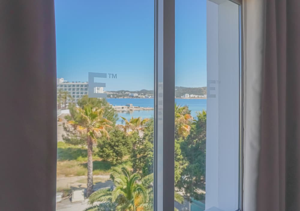 Beach Star Ibiza Hotel 75/78