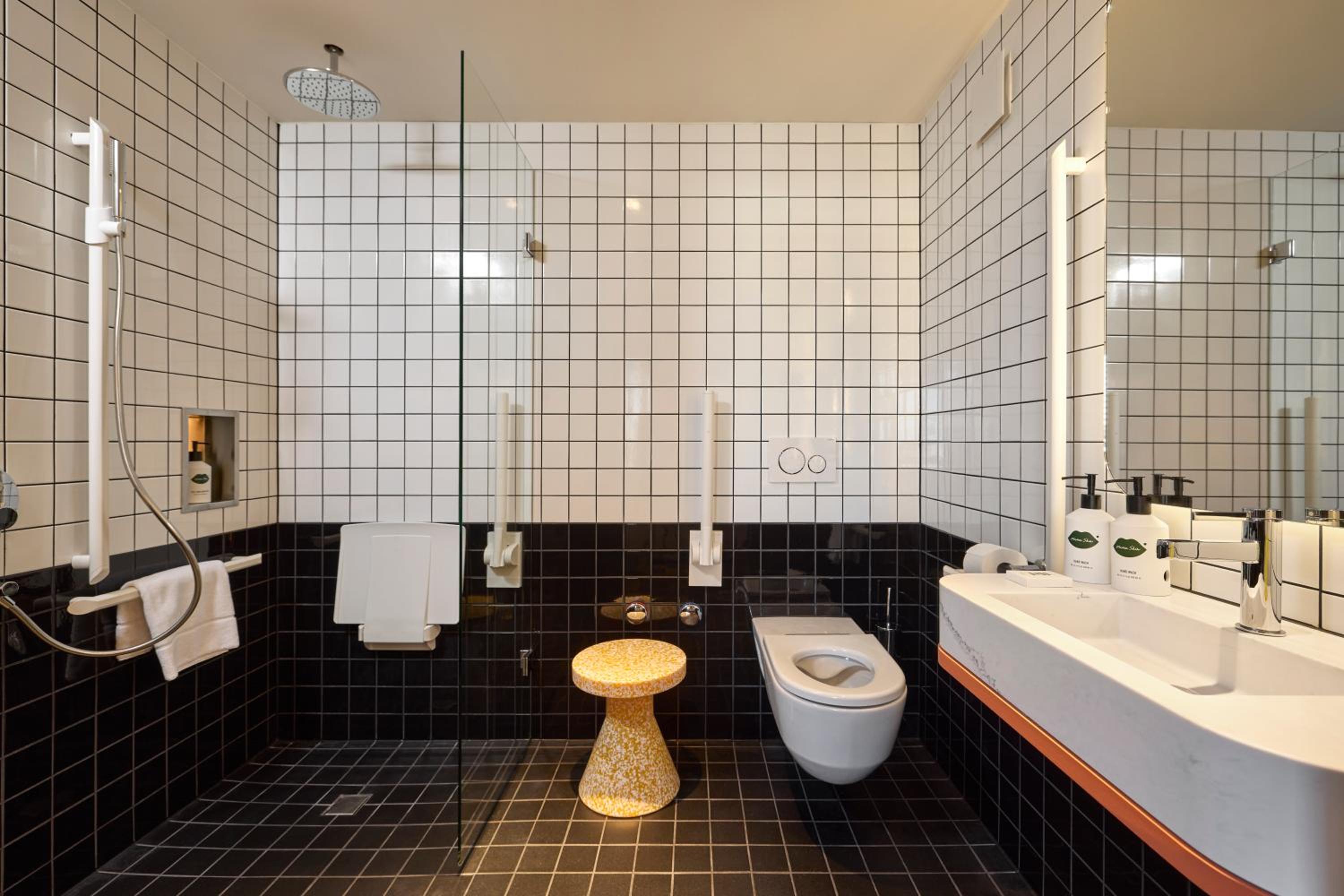 Large Mama, Double Bed, Accessible، Mama Shelter Zurich 4/5