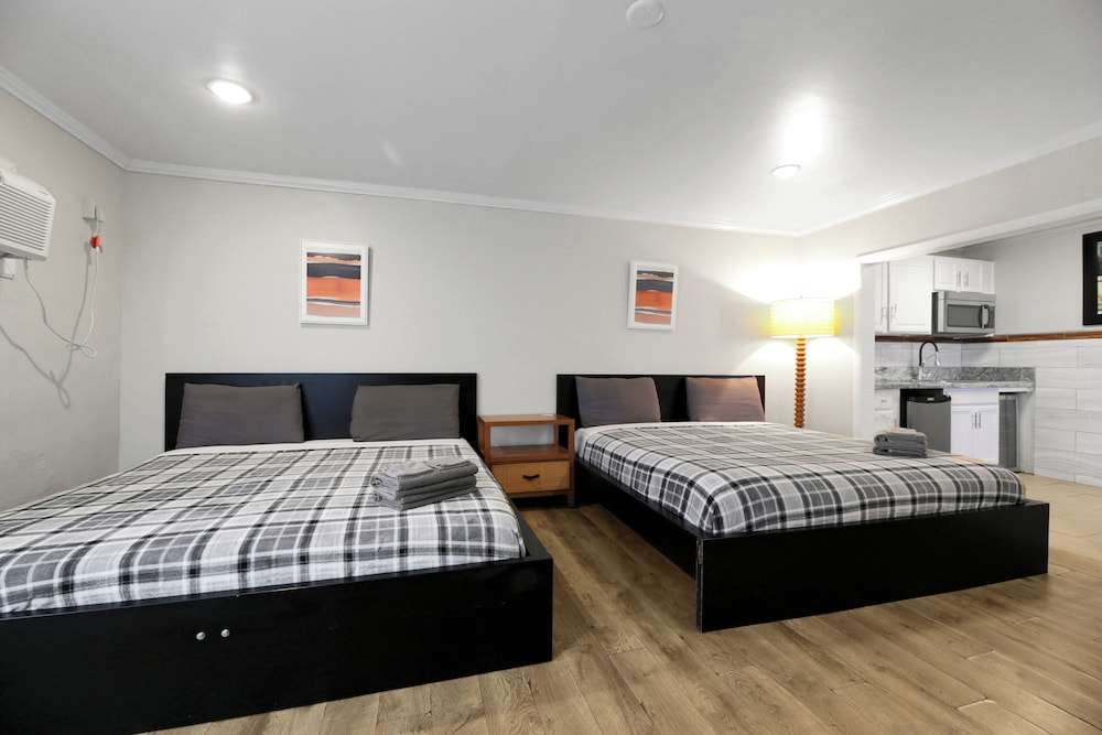 SUITE, KING BED, KITCHEN