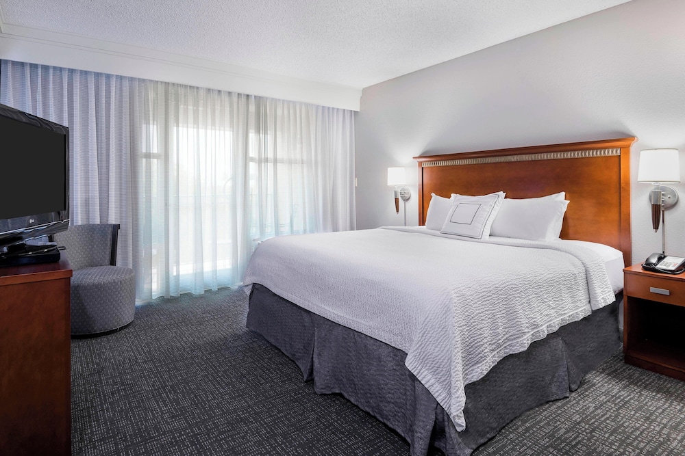 ROOM, KING BED, SOFA, ACCESSIBLE