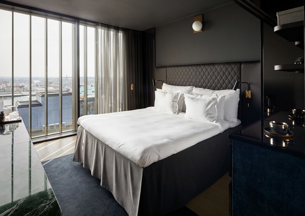 DELUXE, KING BED