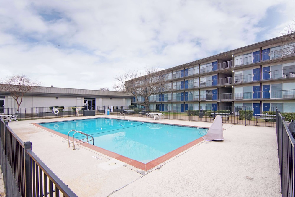 Studio6 Mesquite, TX – Town East 6/37