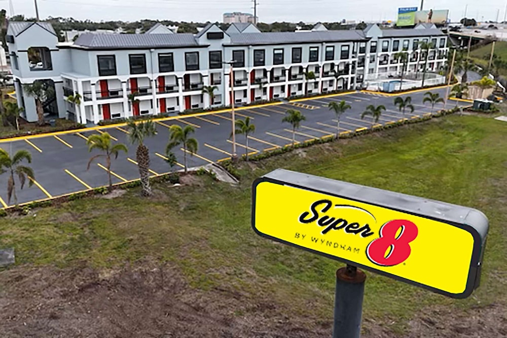 Super 8 by Wyndham Orlando Near Florida Mall 48/54