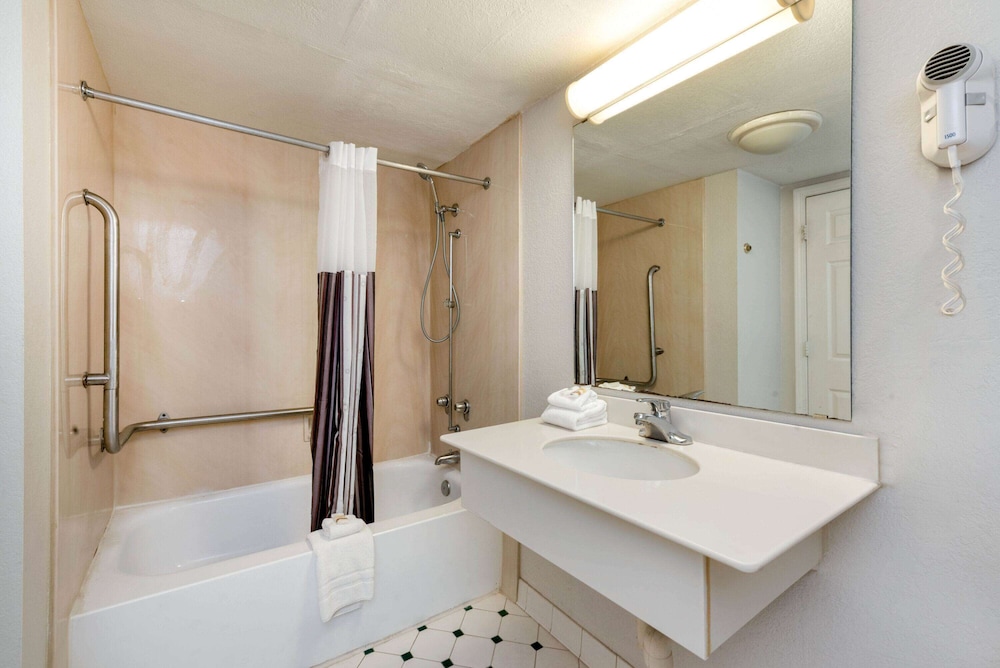 La Quinta Inn by Wyndham Bossier City 19/40