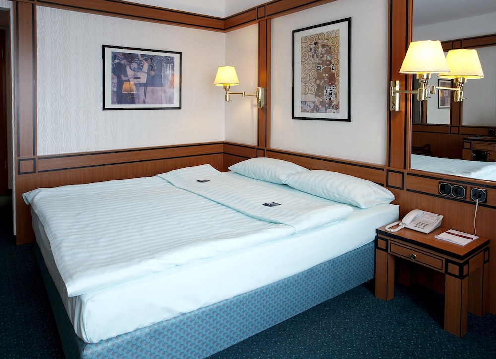 STANDARD, QUEEN BED