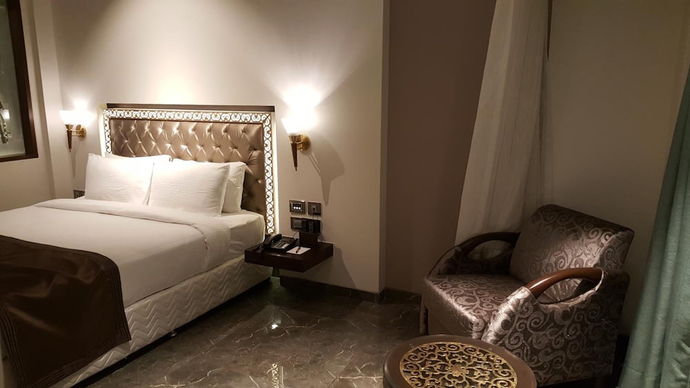 Peninsula Redpine Mumbai 12/58