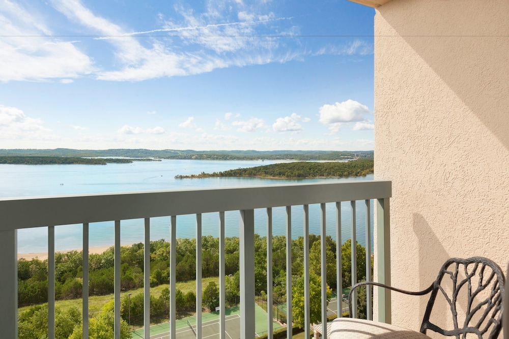 Chateau On the Lake Resort Spa And Convention Centre 26/66