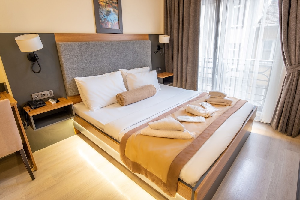 ROOM, QUEEN BED