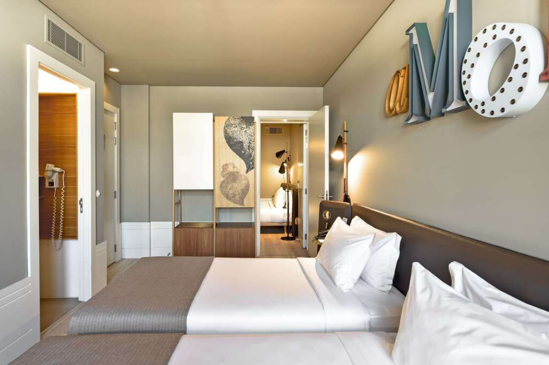 Landmark, Twin Beds