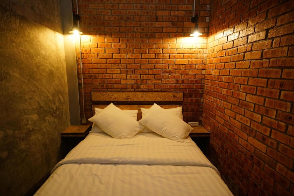 Brick Box Hotel 11/45