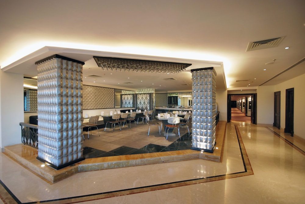 MAYFAIR Convention 16/37
