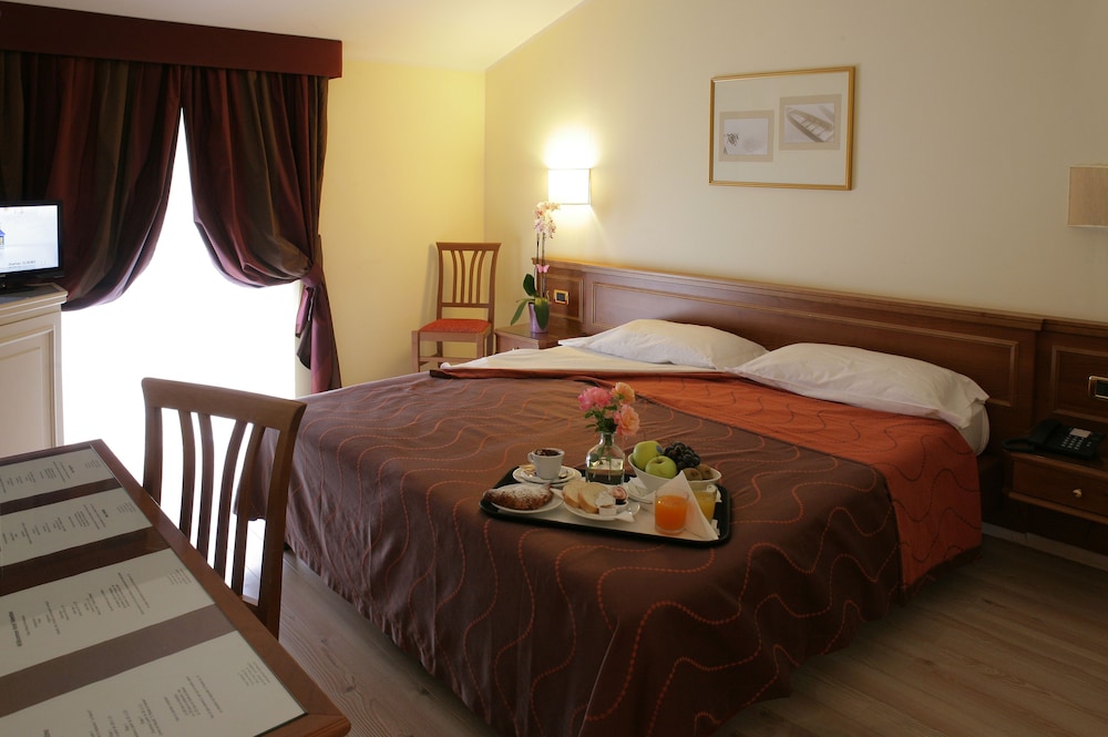 Hotel Valentino 19/50
