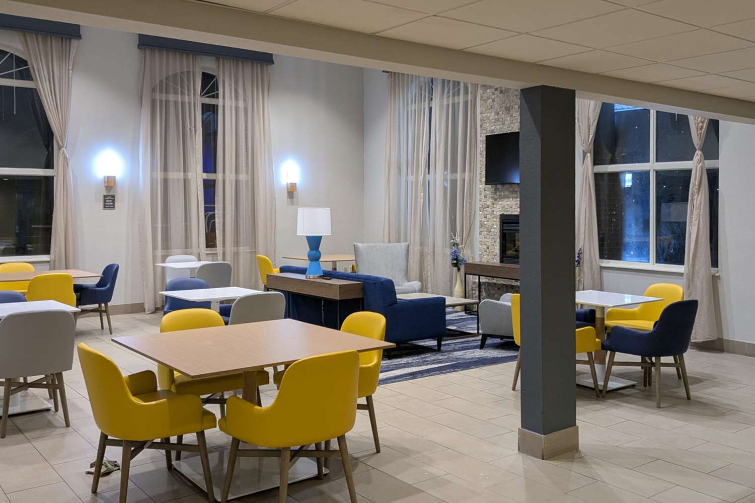 Comfort Inn & Suites Sharonville - Cincinnati North 4/6