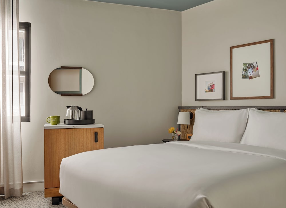 STANDARD, QUEEN BED