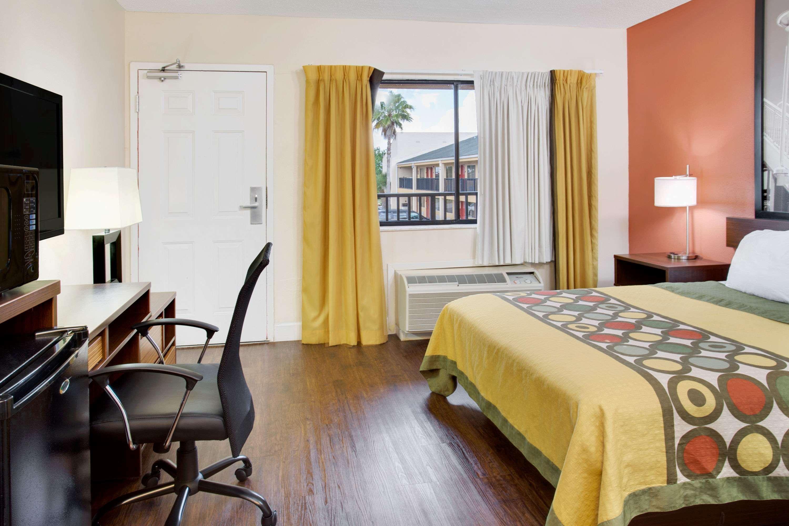 ROOM, QUEEN BED