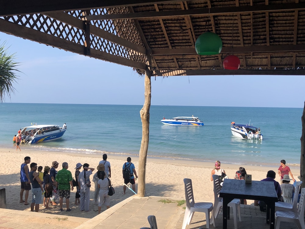 LANTA SEAFRONT RESORT 62/66