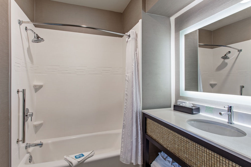 Holiday Inn Express & Suites Anaheim Resort Area 17/58