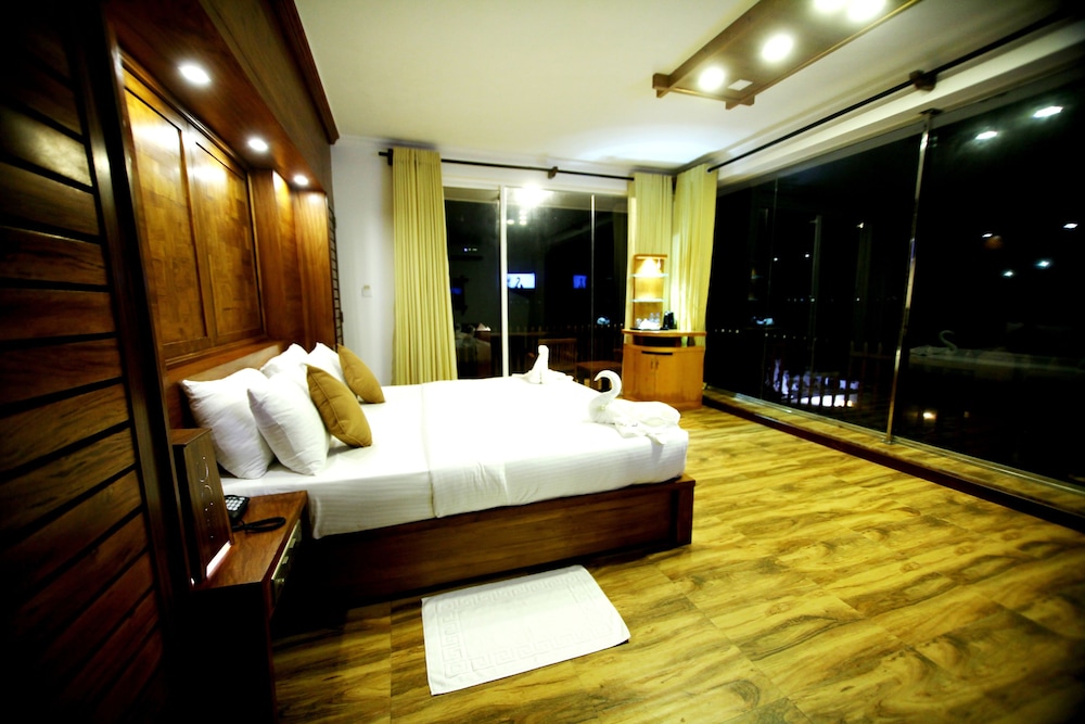 SUPERIOR, DOUBLE BED, JETTED TUB