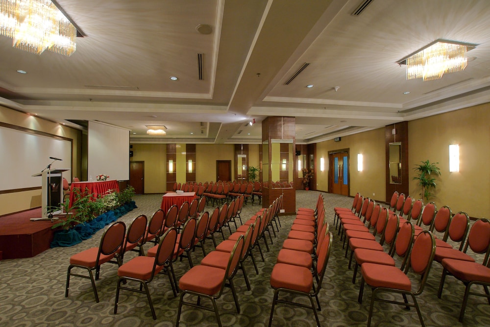 CRYSTAL CROWN HOTEL 49/62