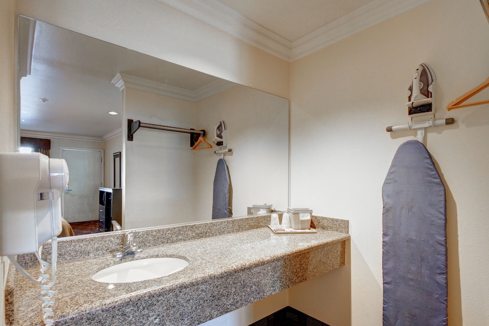 Ontario Inn & Suites 48/50