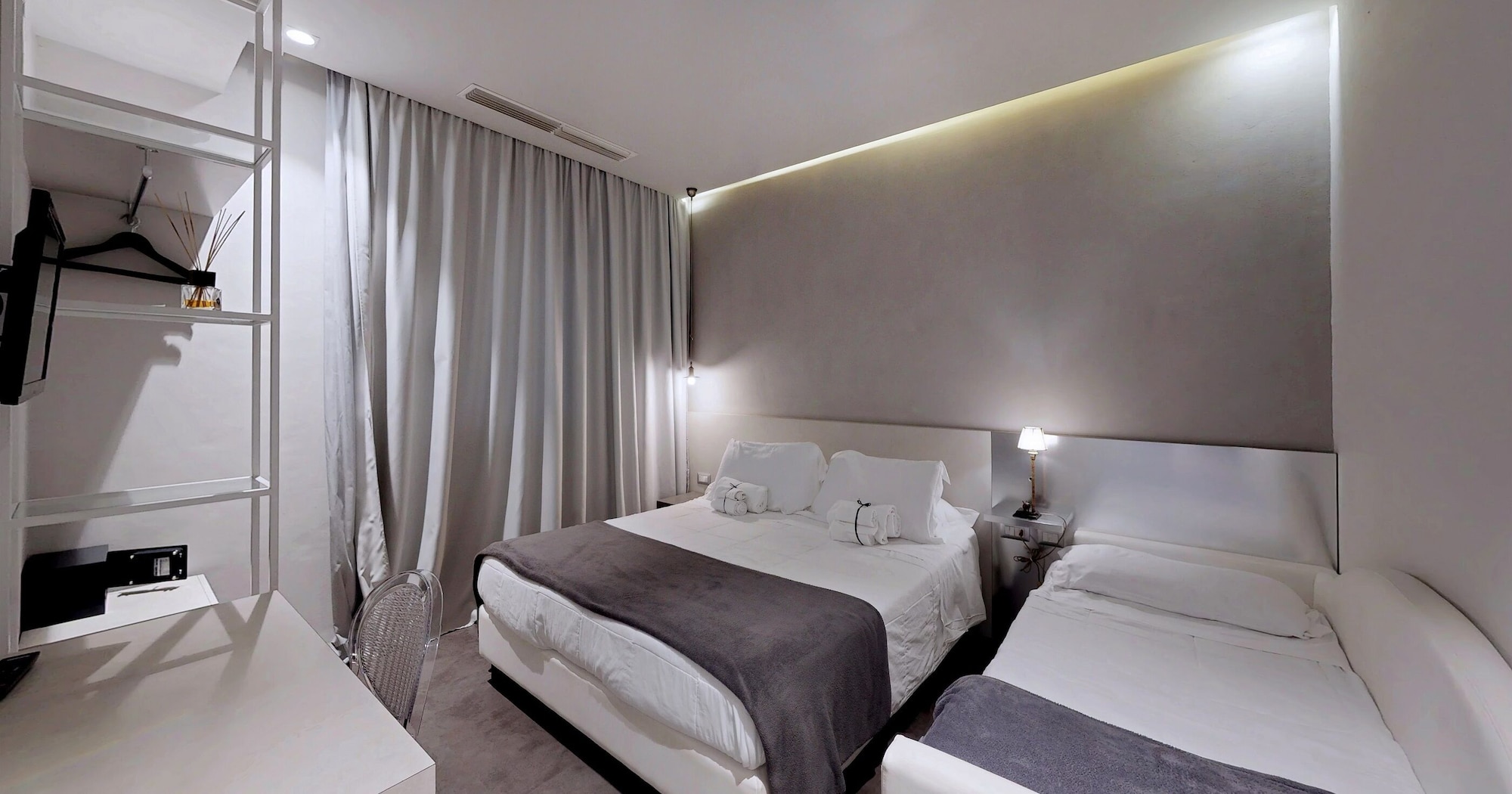 ROOM, DOUBLE BED