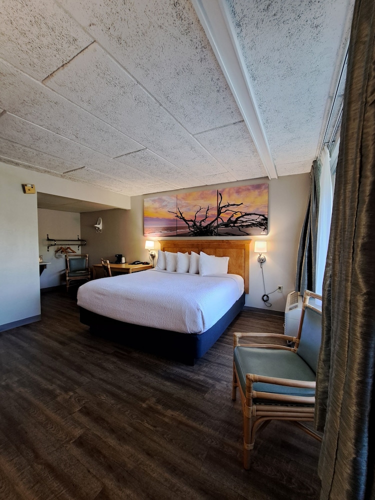 Days Inn & Suites By Wyndham Jekyll Island 17/58