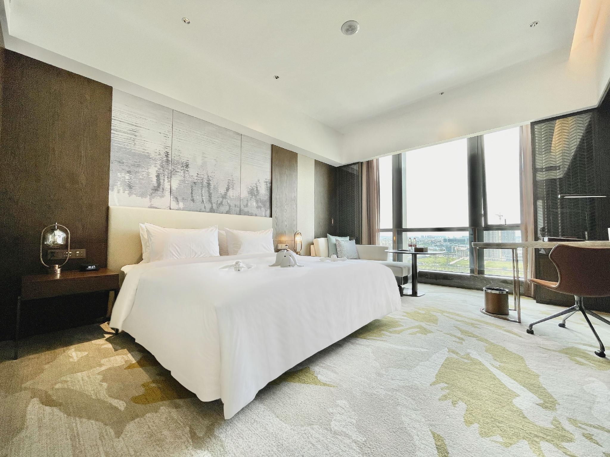 Leisure river view king bed room