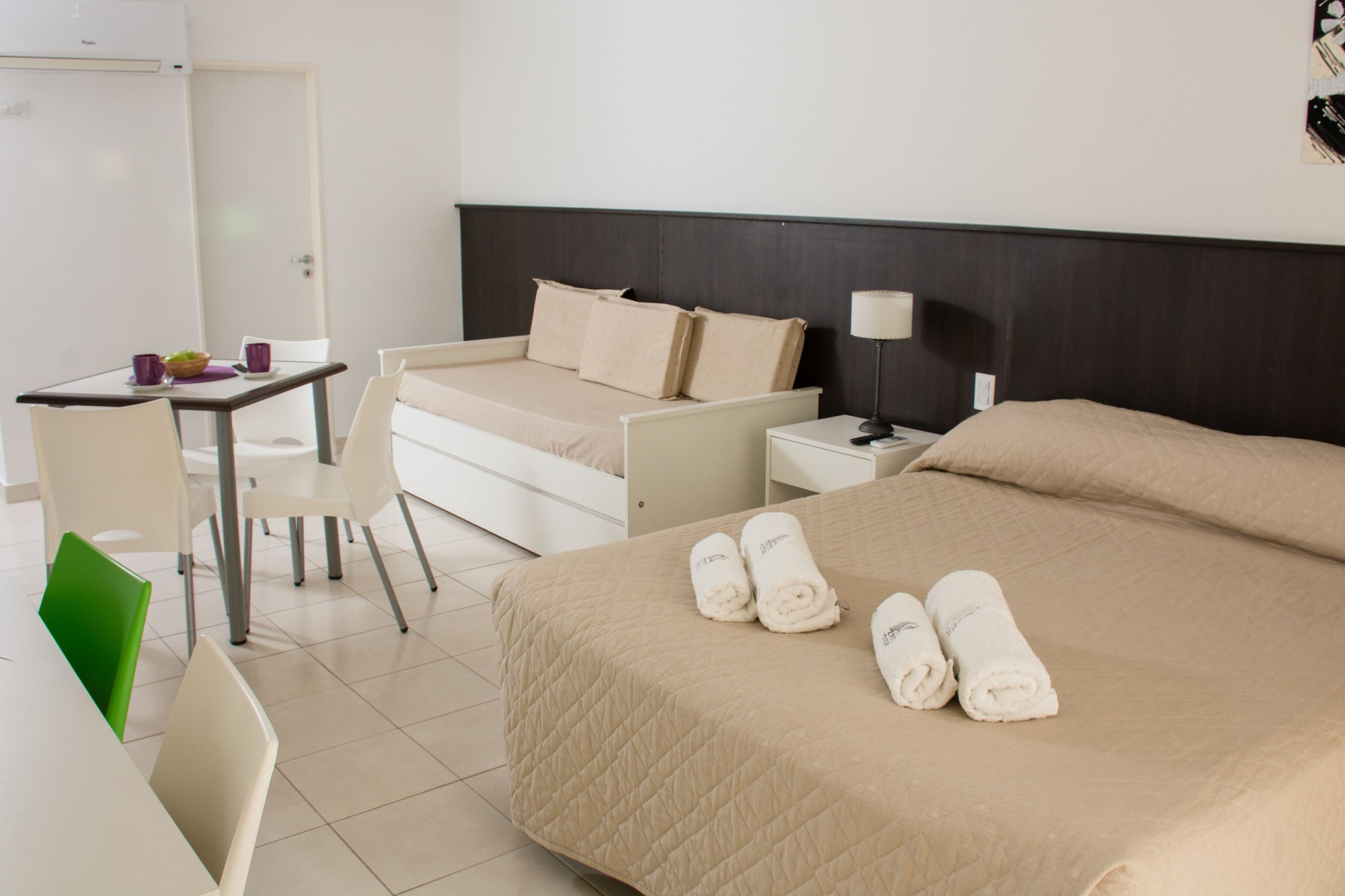 استوديو بريميوم بسرير كوين مع أريكة