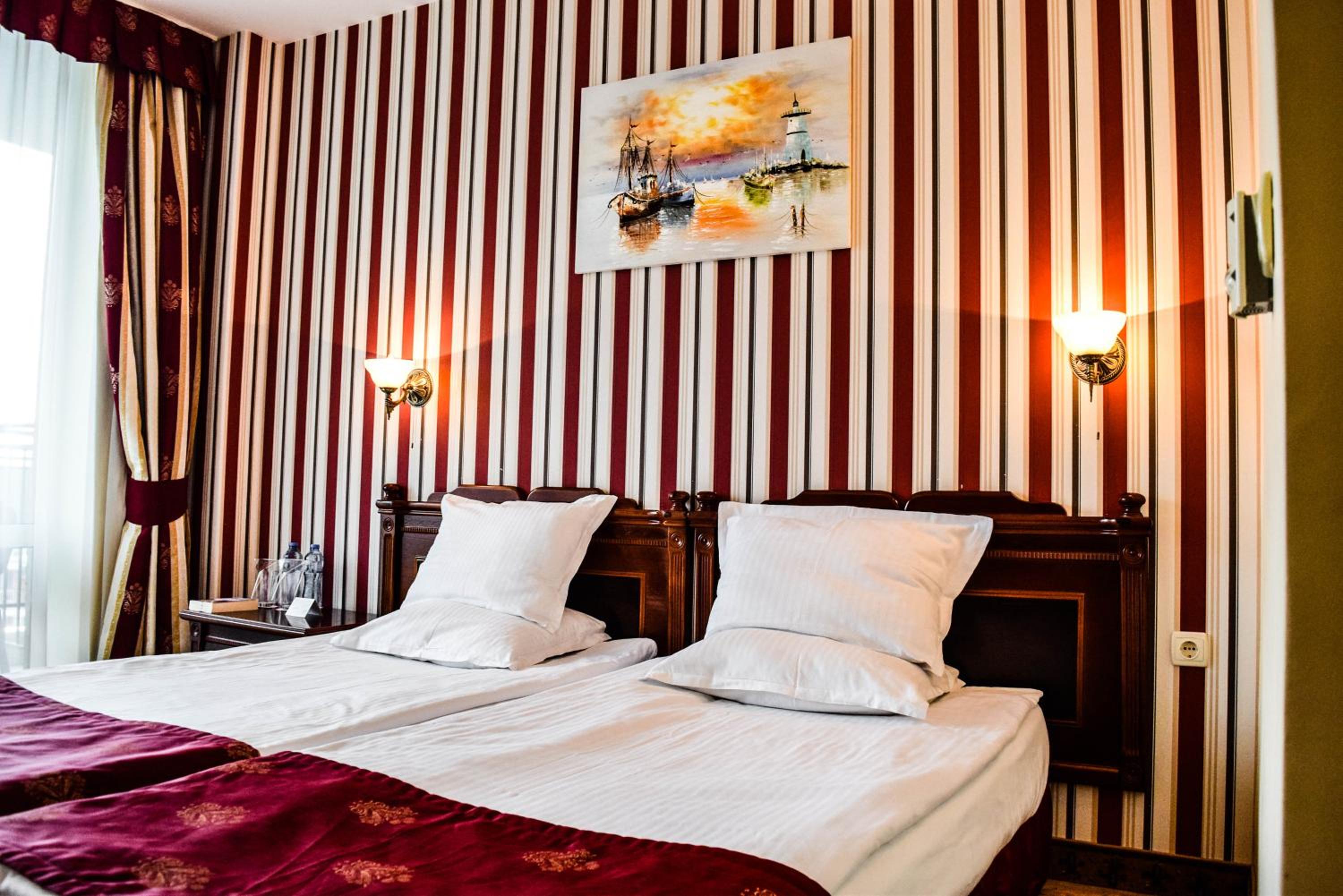 ROOM, DOUBLE BED