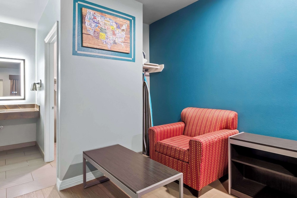 Econo Lodge Inn & Suites Channelview - Houston East 22/37