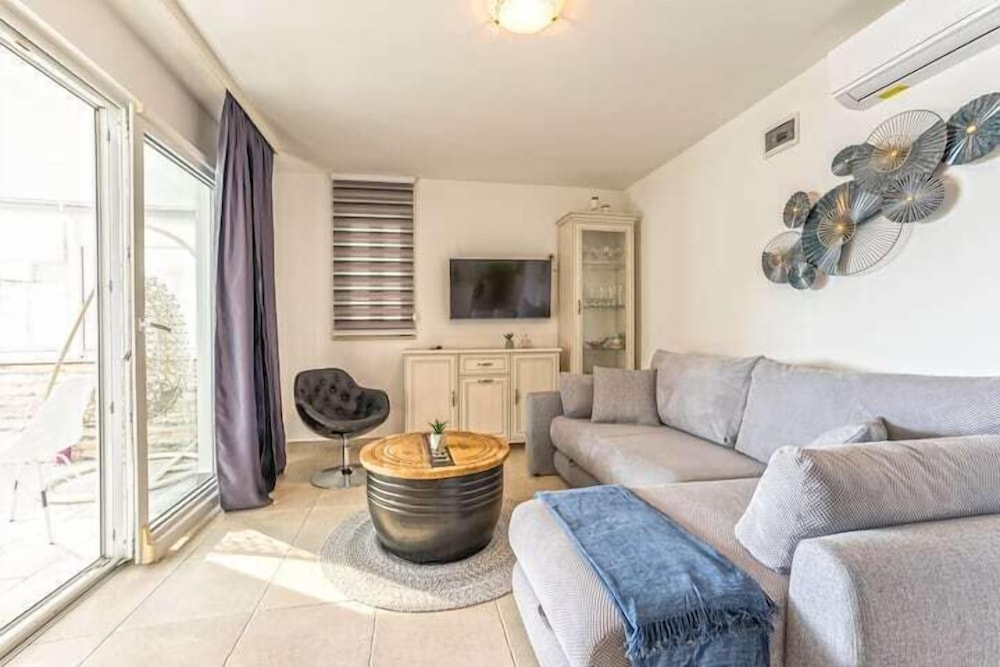 Maru Apartments 34/48