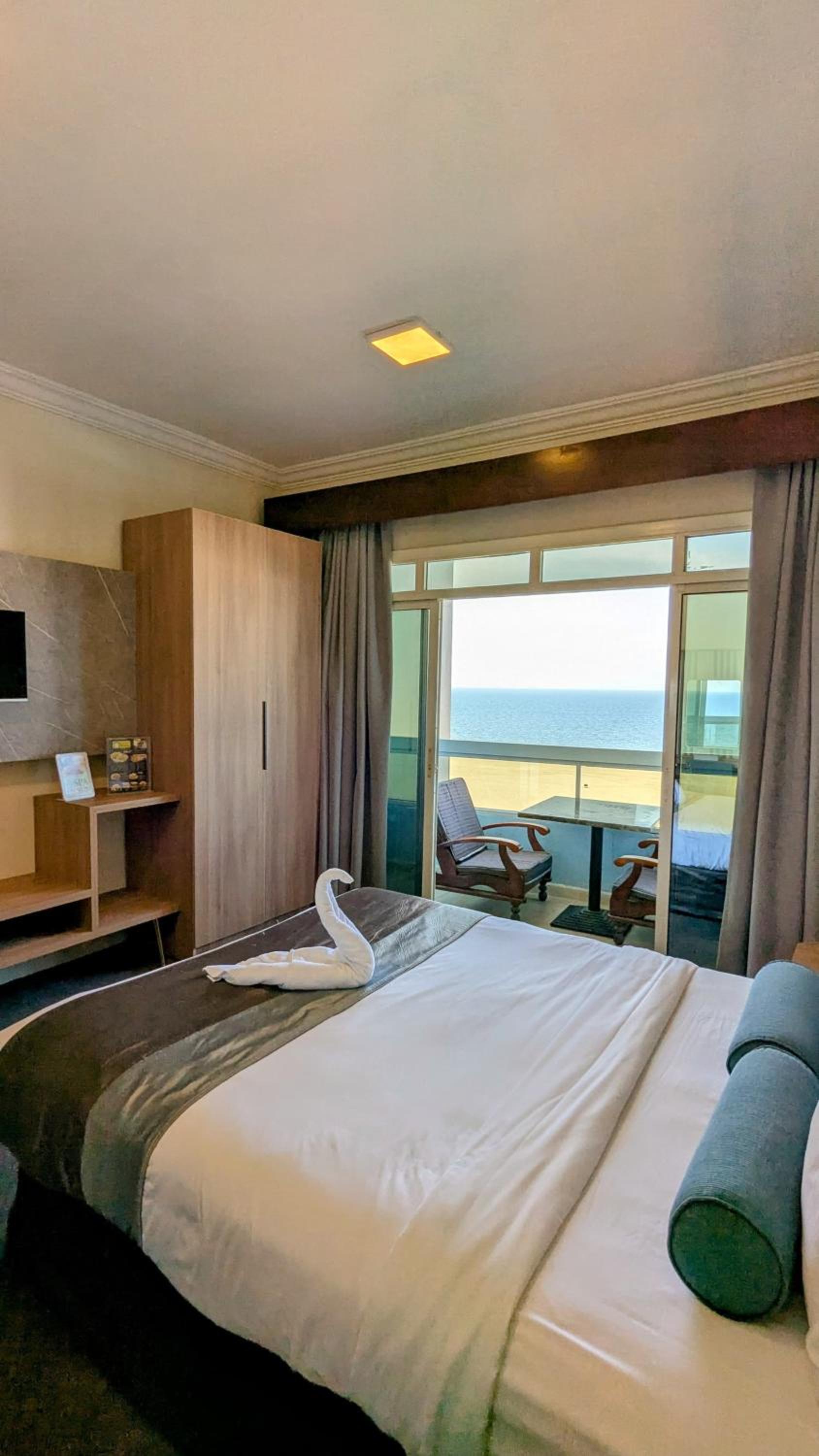 غرفة ديلوكس بسرير كينج بإطلالة على البحر بشرفة، Mermaid Beach Hotel 7/10