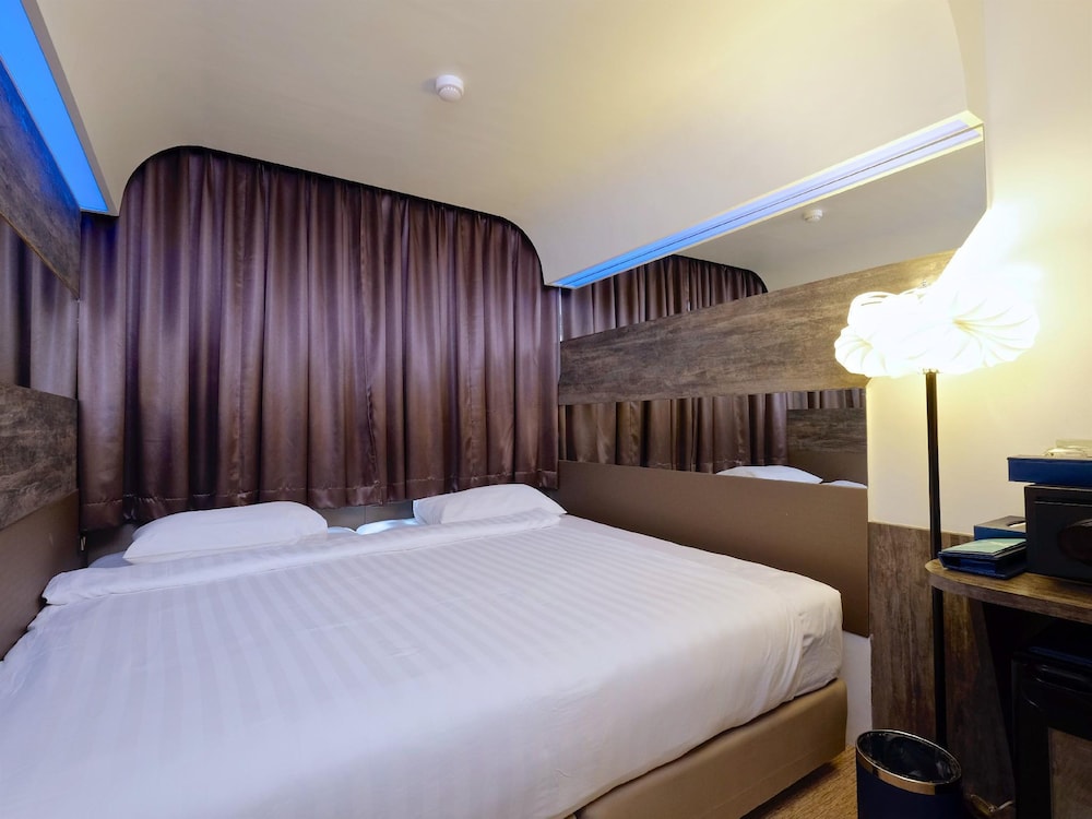 The Xtreme Hotel 12/50