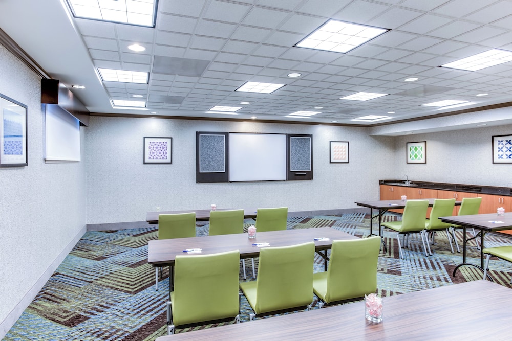 Holiday Inn Express Hotel & Suites Bethlehem 66/72