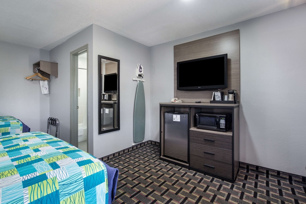Knights Inn & Suites Salem, IN 17/29