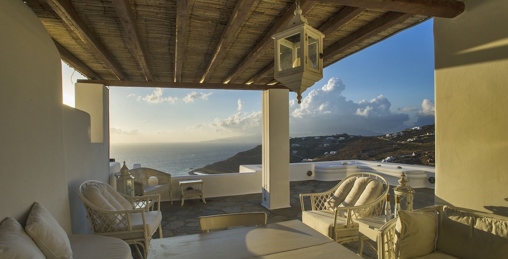 WHITE ROCK SUITES & VILLAS 20/50