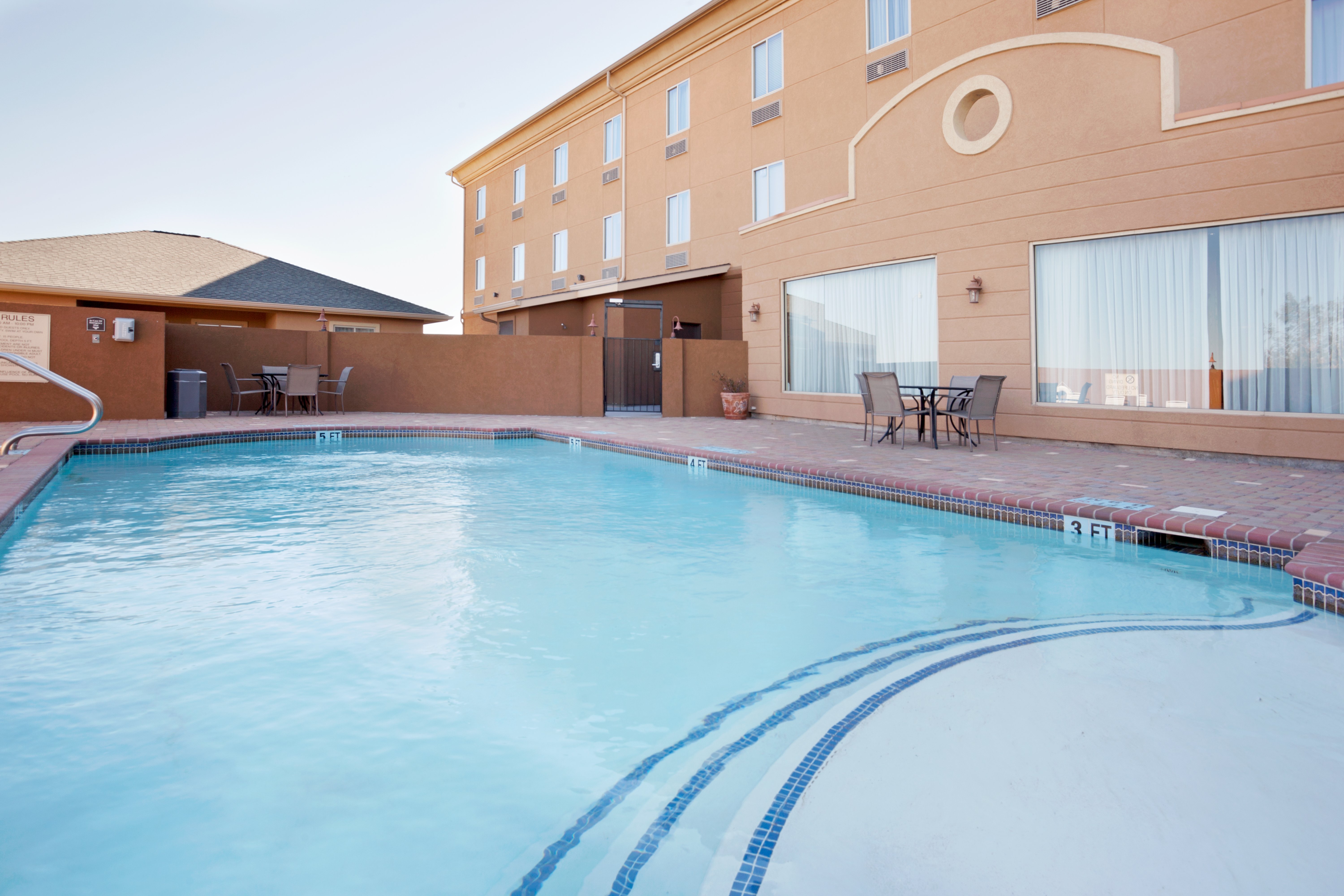 Holiday Inn Express Hotel Suites Zapata 26/27