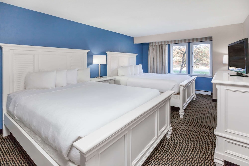 2 BEDROOMS, STUDIO, STAIR ACCESS ONLY, BALCONY, KITCHENETTE