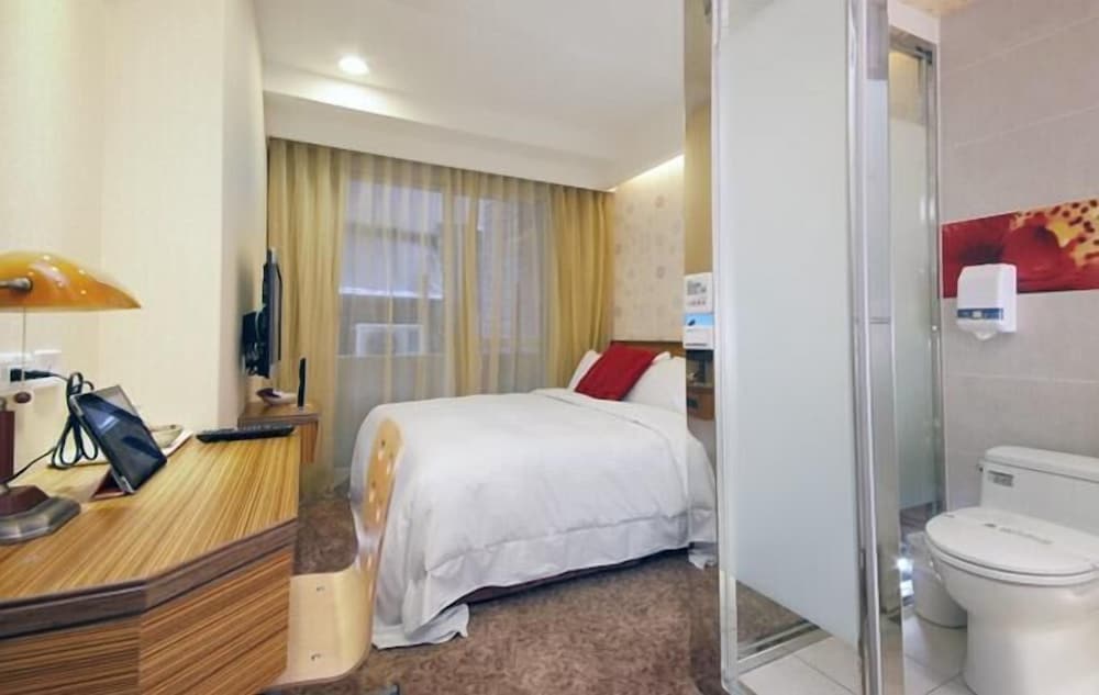 Golden Hotel 44/45