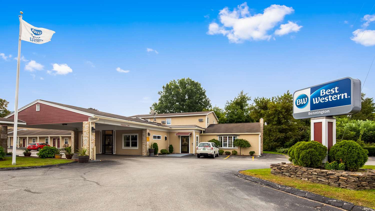 New Englander Inn Bennington 29/32
