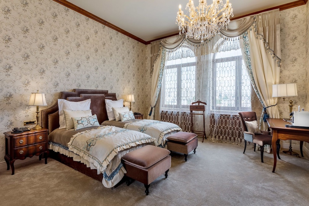 Chic, Deluxe, Double Bed, Parliament View