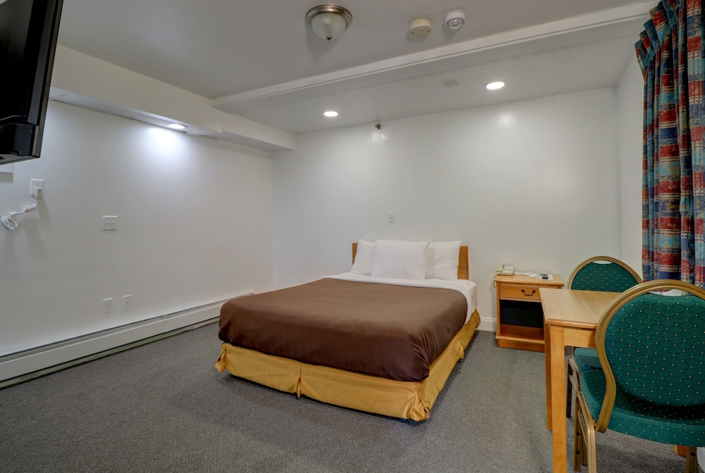 Senior, Queen Bed
