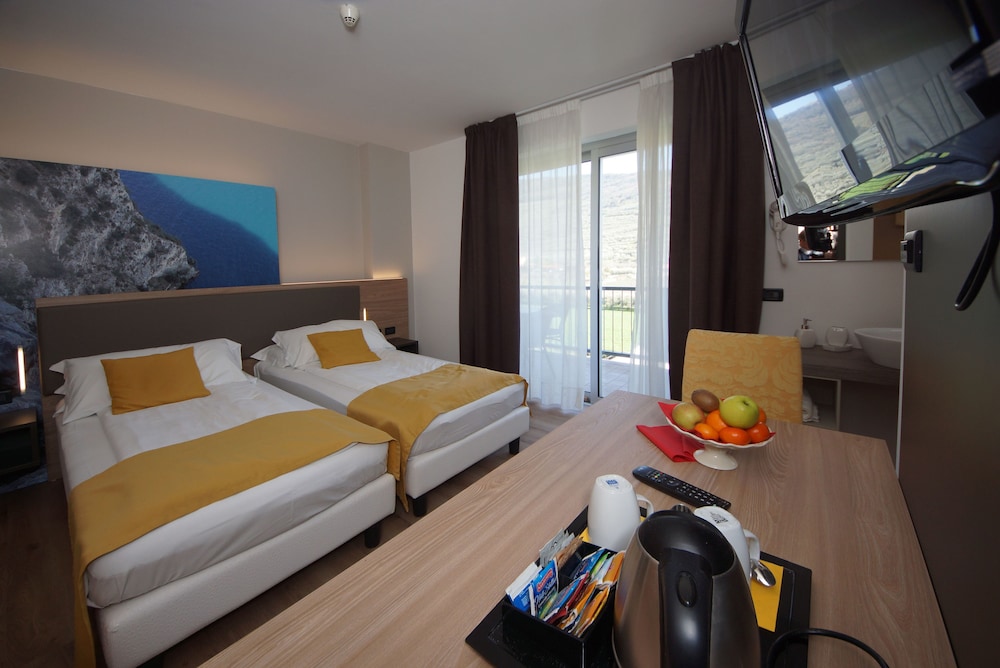 Hotel Ambassador Suite 53/73