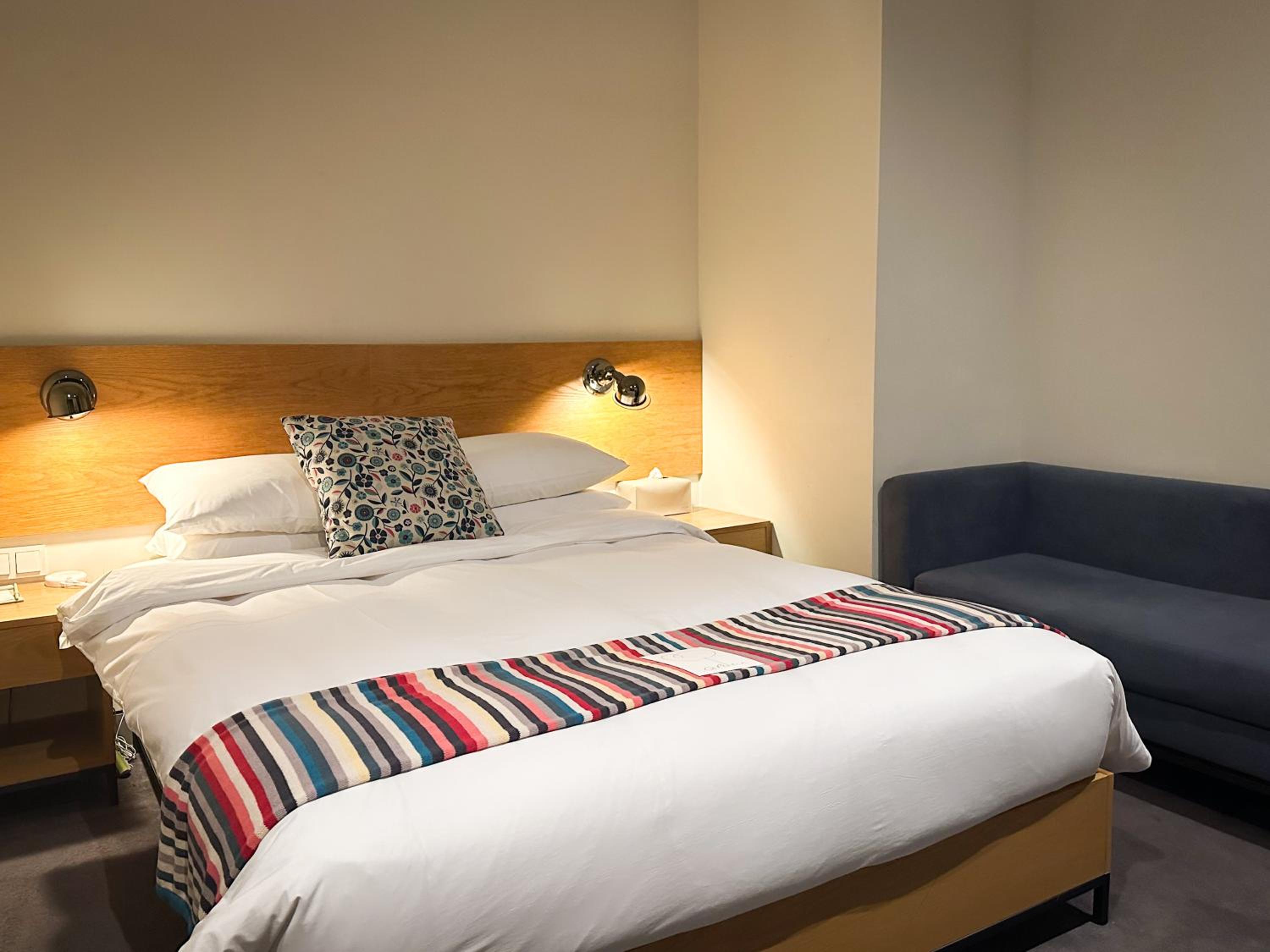 West, Double Bed, Bathtub, La Casa Hotel Seoul 3/5