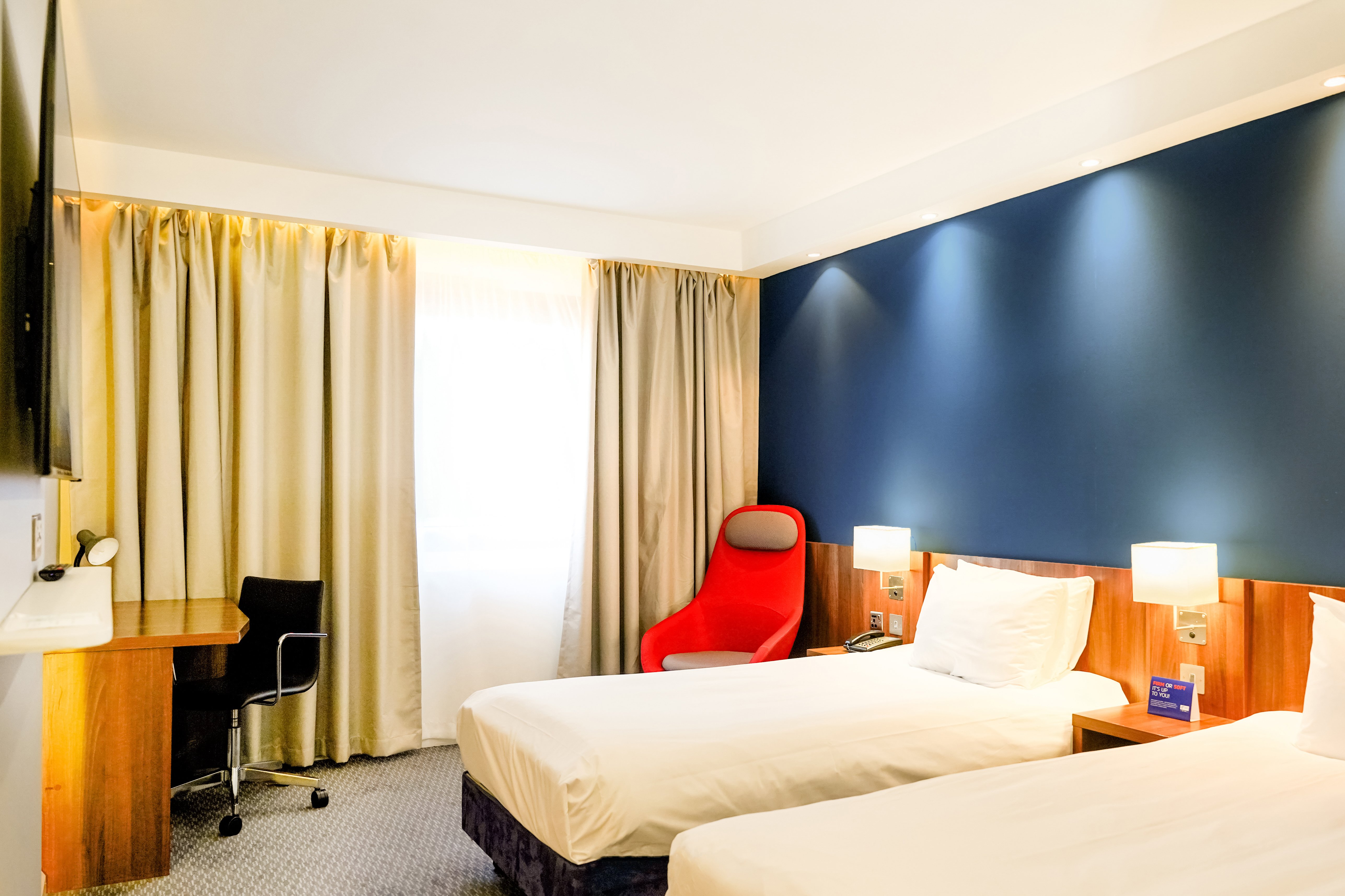 HOLIDAY INN EXPRESS HARLOW 24/74